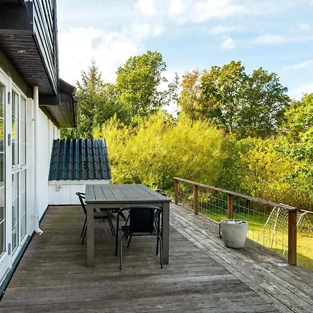 10 Person In Allingabro-by Traum