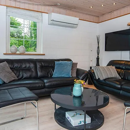 10 Person In Allingabro-by Traum *