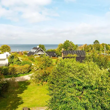 10 Person In Allingabro-by Traum