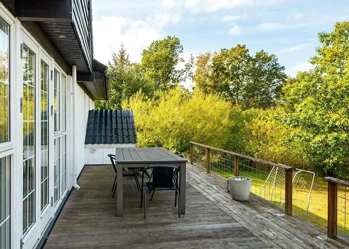 10 Person In Allingabro-by Traum
